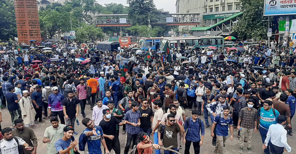 আজও শাহবাগ অবরোধ করে প্রকৌশল শিক্ষার্থীদের বিক্ষোভ