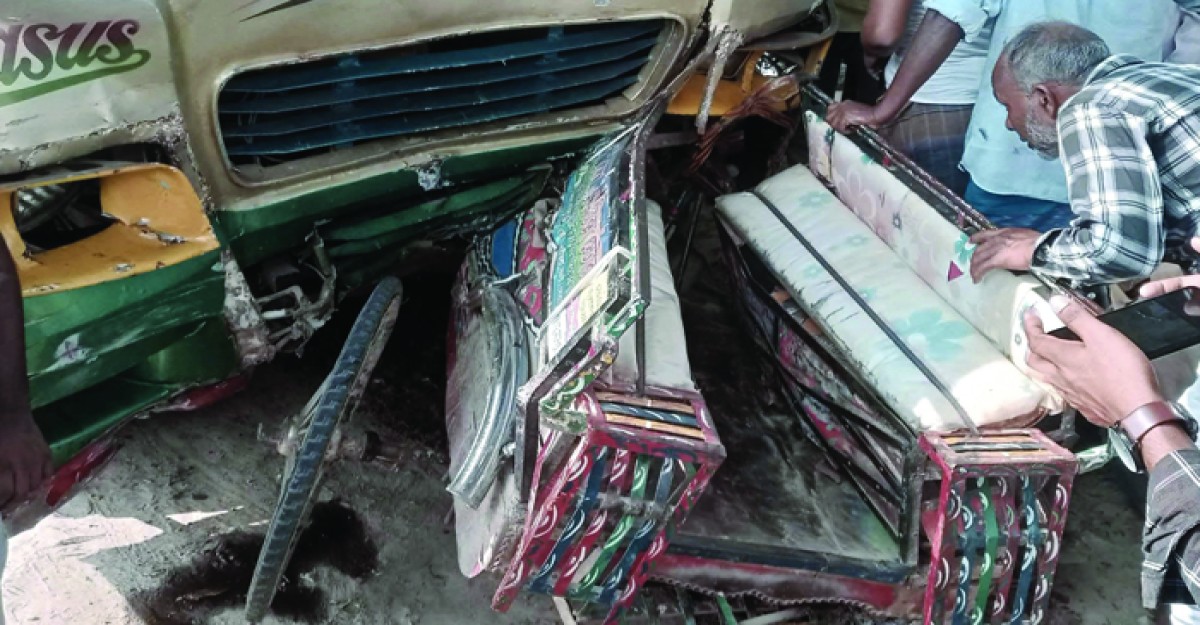 সাপাহারে বাস-ভ্যান সংঘর্ষে একই পরিবারের তিনজনসহ আহত ৫