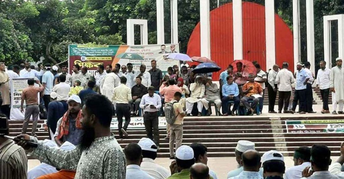 রাজধানীতে তিন দাবিতে প্রাথমিক শিক্ষকদের মহাসমাবেশ