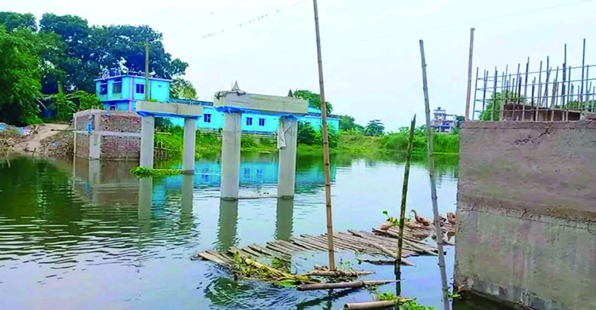 গ্রামবাসীর উদ্যোগে সাটুরিয়ায় ধলেশ্বরী নদীর ওপর নির্মিত হচ্ছে সেতু
