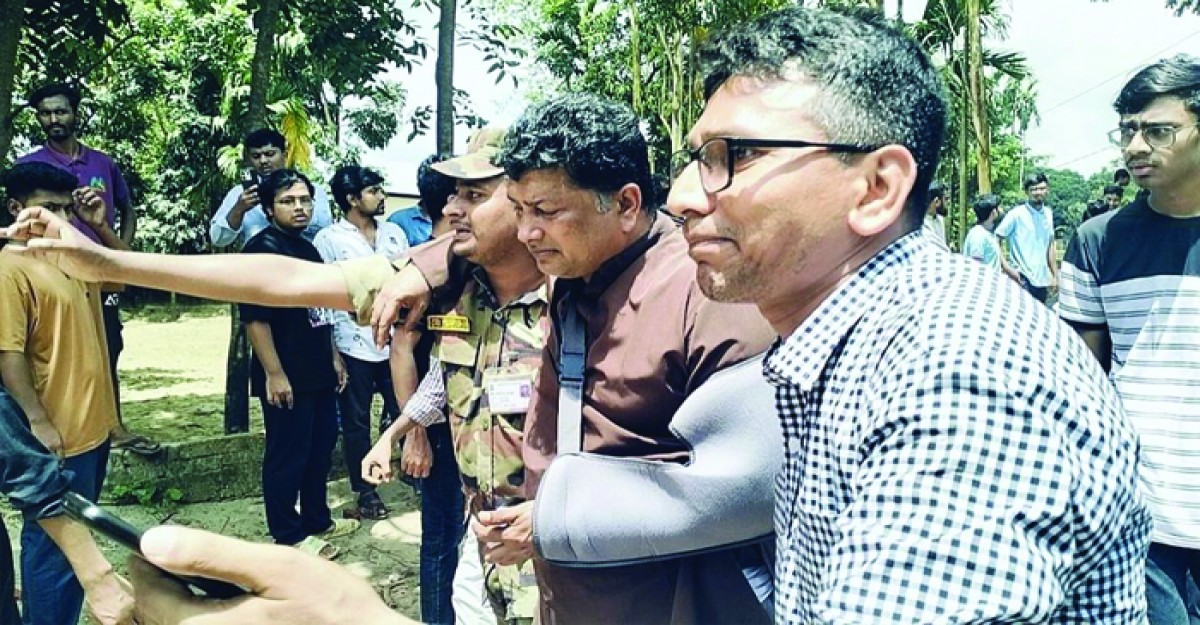 চবিতে ফের উত্তেজনা, সংঘর্ষে উপ-উপাচার্য ও প্রক্টর আহত