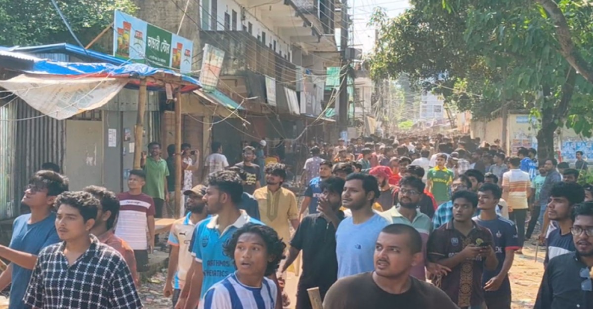 ৩ ঘণ্টা ধরে চলছে স্থানীয়দের সঙ্গে চবি শিক্ষার্থীদের সংঘর্ষ, নেই পুলিশ