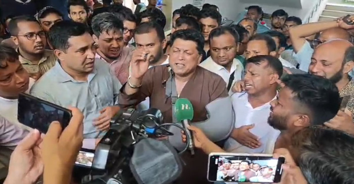 অসহায়ত্বের কথা তুলে ধরে অঝরে কাঁদলেন চবি উপ-উপাচার্য