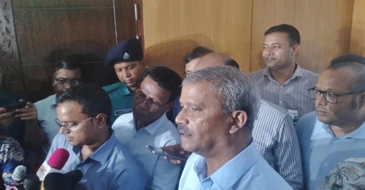 গুজব-গুঞ্জন নিয়ে বিচলিত হওয়ার কিছু নেই: আইন উপদেষ্টা