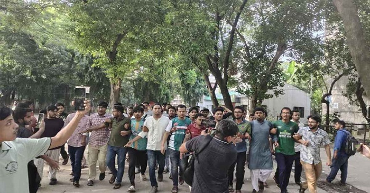 ডাকসু নির্বাচন ঘিরে ঢাবি শিক্ষার্থীদের বিক্ষোভ