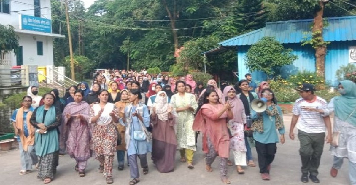 চবি উপাচার্যের বক্তব্যে ক্ষুব্ধ ছাত্রীরা, বিক্ষোভে উত্তাল ক্যাম্পাস