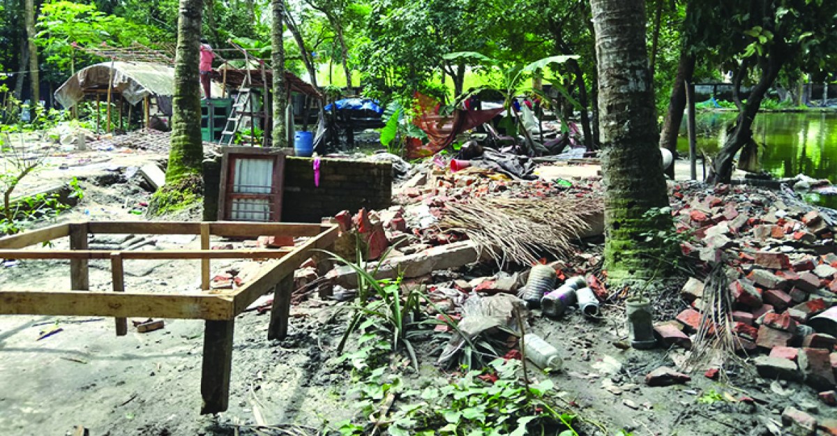 ৫০ বছর পর বেদখলে থাকা ৪ একর জমি বুঝে পেল কোটালীপাড়া থানা পুলিশ