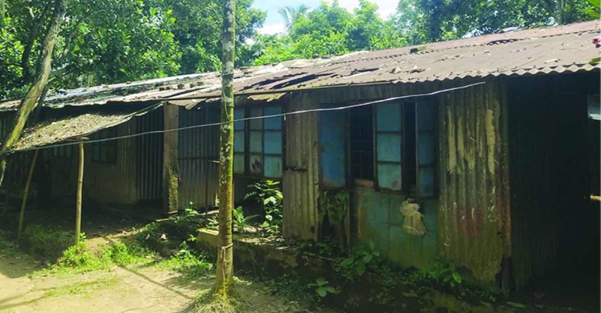২০ বছরেও সংস্কার হয়নি আশ্রয়ণ প্রকল্পের ঘর
