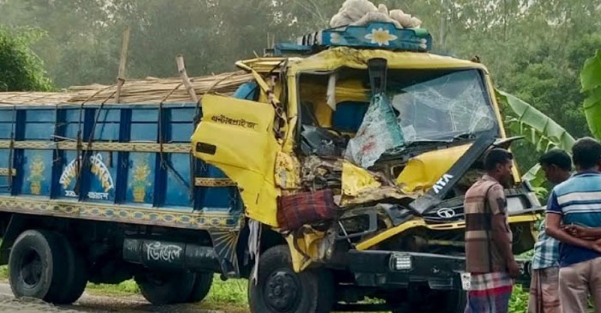 মান্দায় সড়ক দুর্ঘটনায় ট্রাক চালকের মৃত্যু