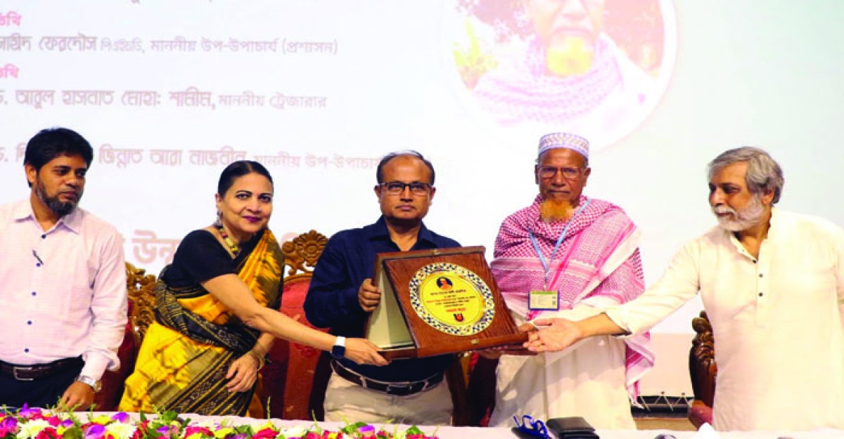 ৭৫ বছর বয়সে বিএ পাস কৃষক সাদেক আলীকে বাউবির সংবর্ধনা
