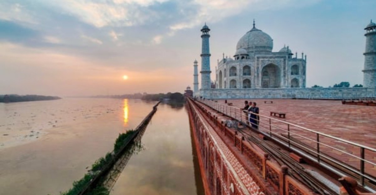 তাজমহলের দেয়াল ছুঁলো যমুনার পানি