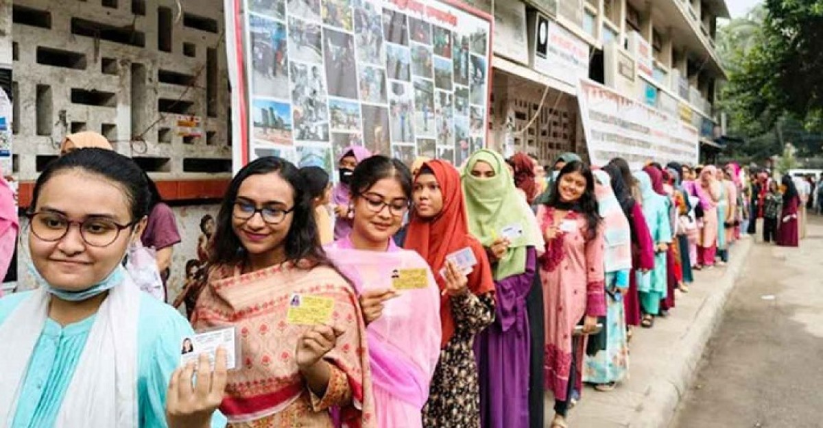উৎসবমুখর পরিবেশে ভোট কেন্দ্রে শিক্ষার্থীদের উপচে পড়া ভিড়