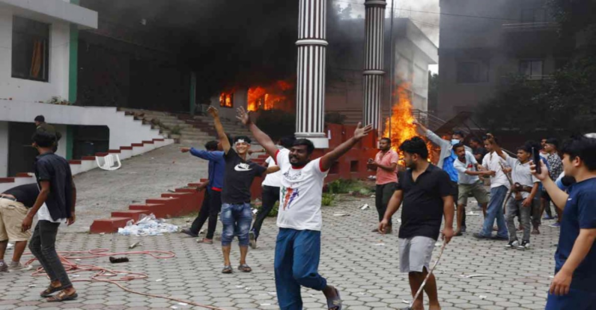 ক্ষমতাসীন নেপালি কংগ্রেসের কার্যালয়ে আগুন