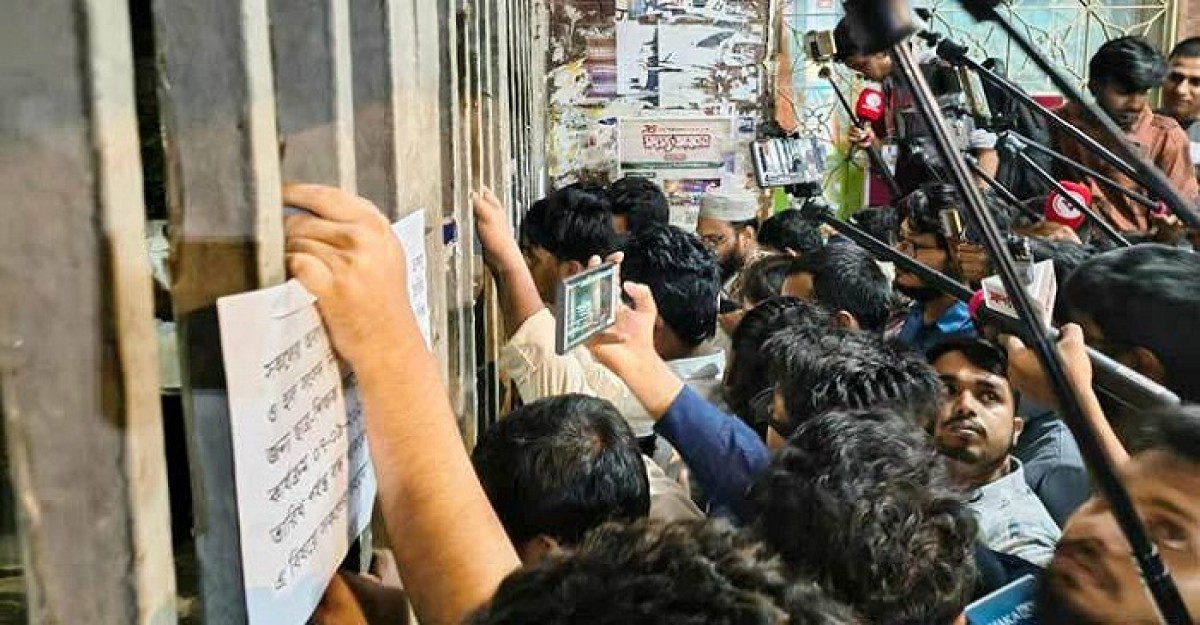 ভোট গণনায় কারচুপির অভিযোগে টিএসসিতে উত্তেজনা, এলইডি স্ক্রিন বন্ধ