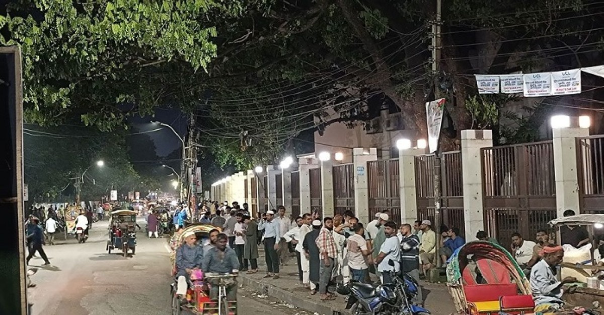 ঢাবি এলাকায় উত্তেজনা, মোড়ে মোড়ে অবস্থান নিচ্ছেন রাজনৈতিক সমর্থকেরা