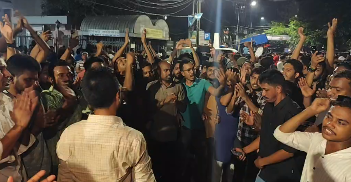 শাহবাগে ডাকসু প্রার্থীদের সমর্থনে ছাত্রদল-শিবিরের স্লোগান ও মিছিল
