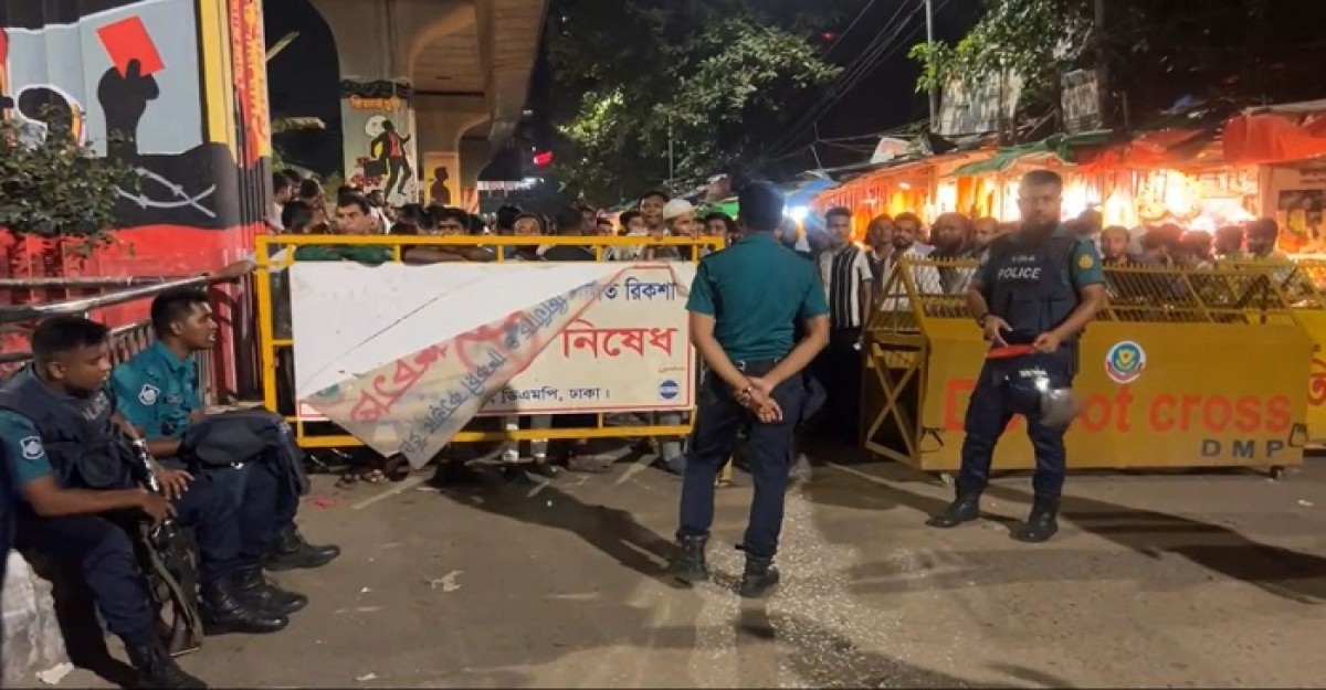 শাহবাগে মুখোমুখি ছাত্রদল-শিবির, সতর্ক অবস্থায় আইনশৃঙ্খলা বাহিনী