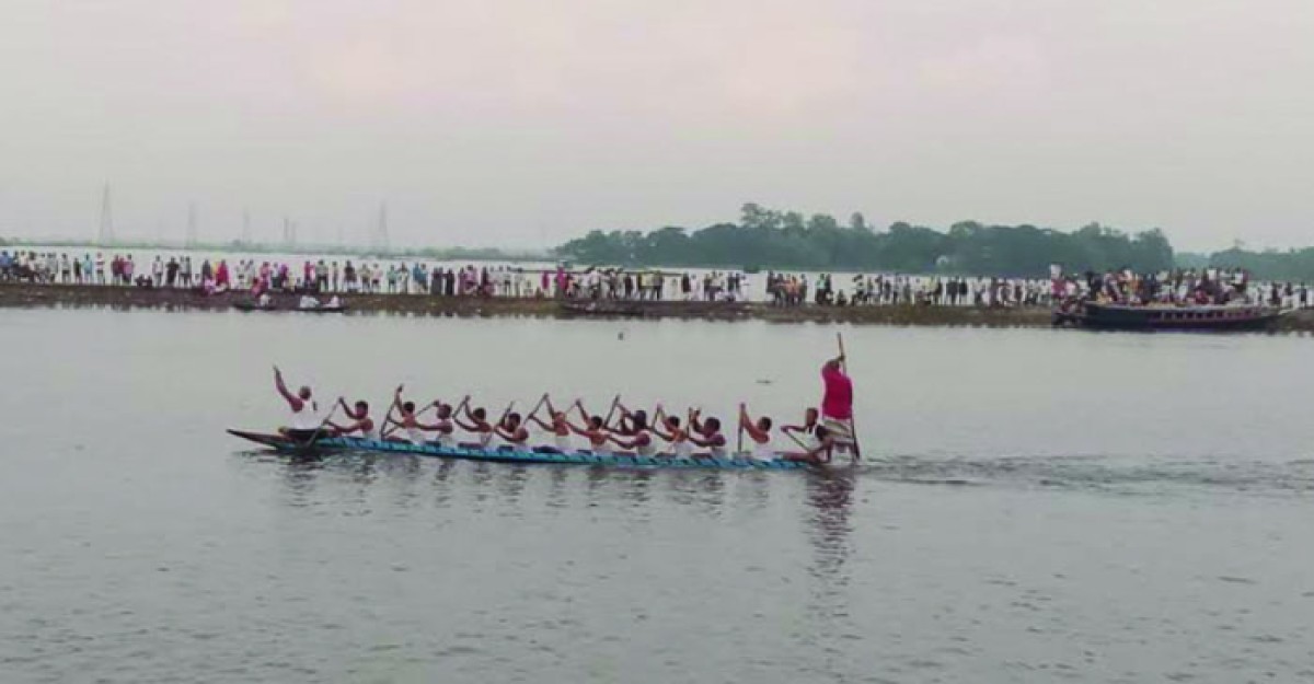 গাজীপুরে ঐতিহ্যবাহী নৌকা বাইচ প্রতিযোগিতা অনুষ্ঠিত